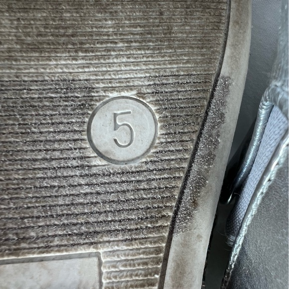 Women’s/Junior Girls Silver with Glitter Trim Steve Madden Slide on sneakers - Picture 4 of 5